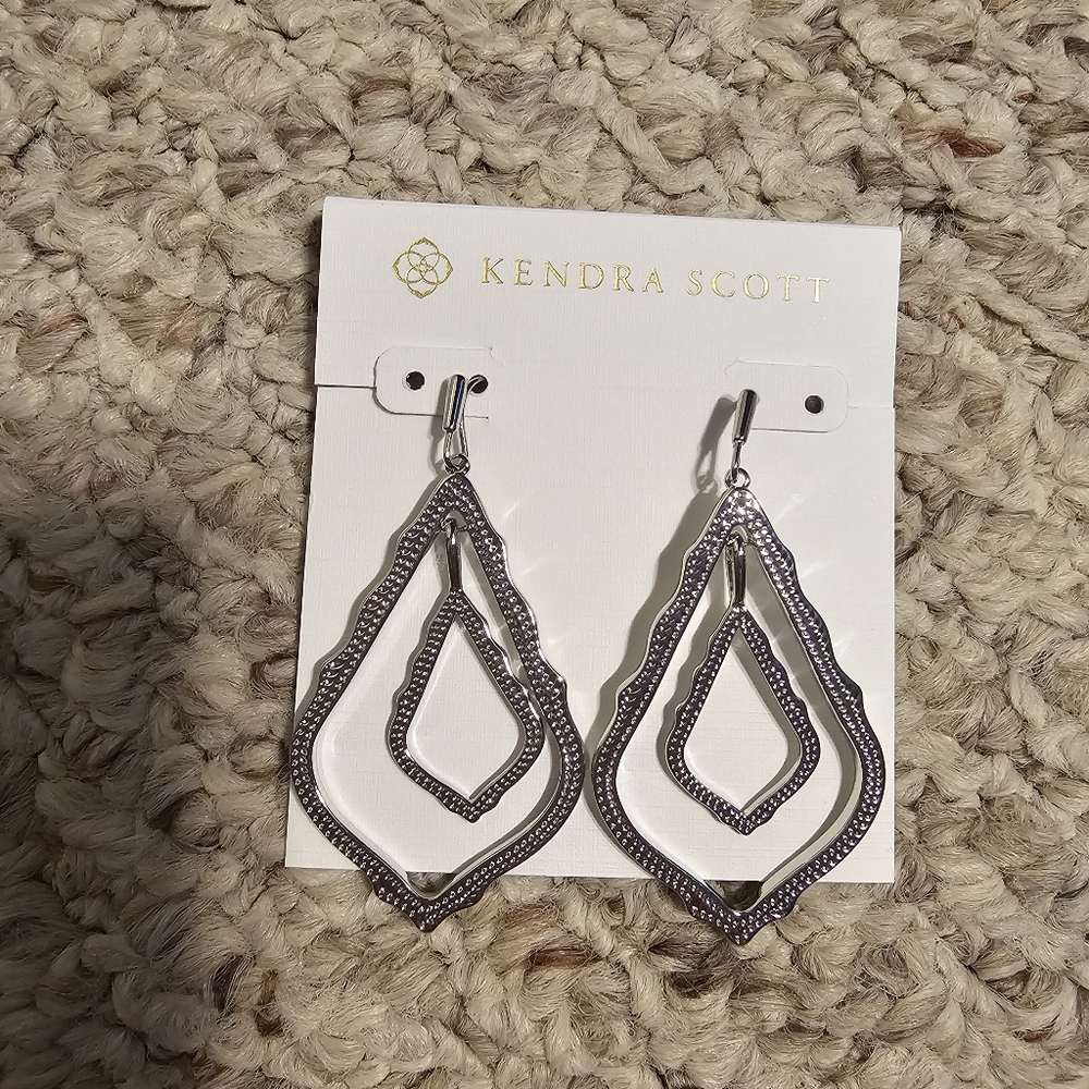 Sliver Kendra Scott Set. - Picture 5 of 7